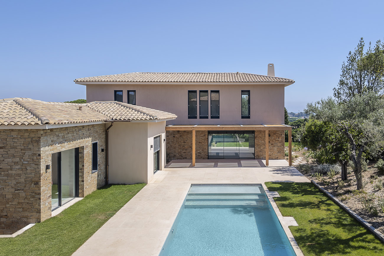 photographie semi-aérienne d’une villa à Saint-Tropez
